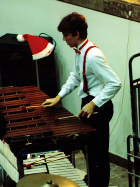 Willie played in the high-school jazz band. Willie played in the high-school jazz band.